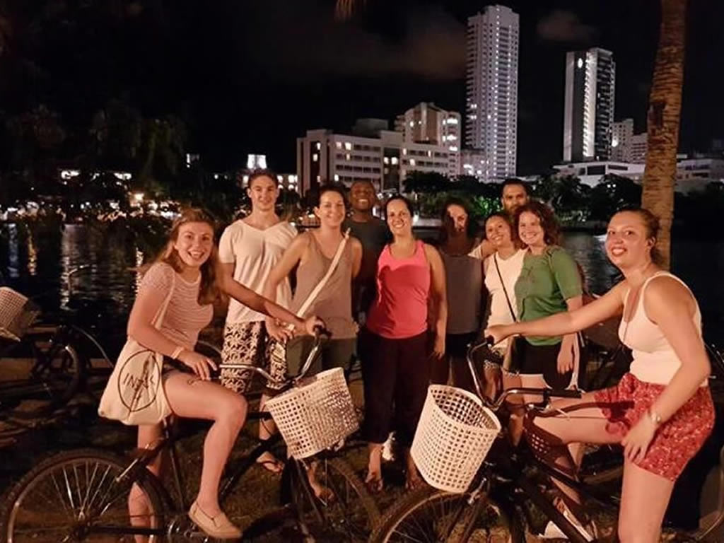 Tour en bicicleta estudiantes escuela de español Nueva Lengua Cartagena