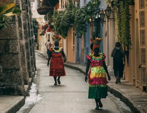Las Palenqueras de Cartagena: Muurien ympäröimän kaupungin kulttuuriperintö